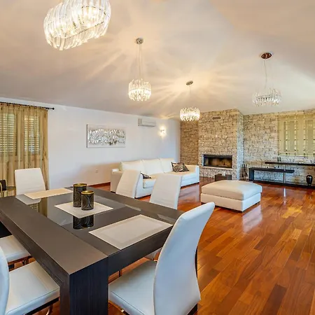 Luxury Penthouse Claudia דירה מאלינסקה