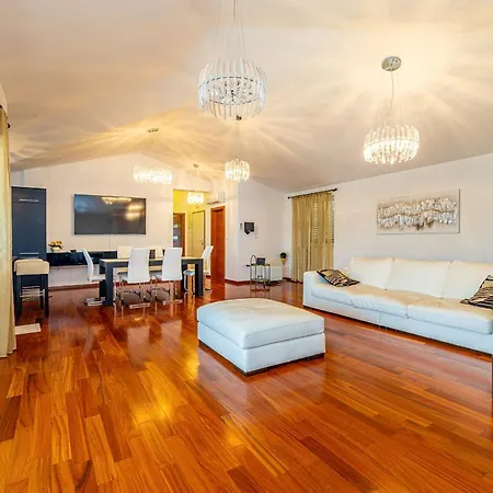 Luxury Penthouse Claudia דירה